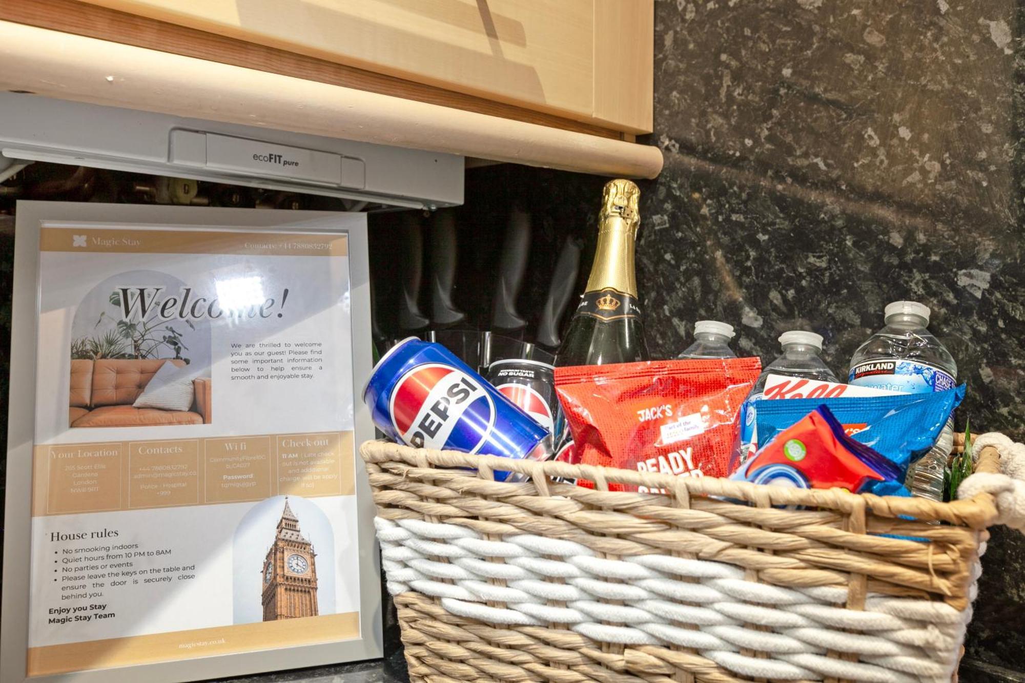Beautiful 3 Bedroom Flat In Scott Ellis Gardens London Exteriör bild
