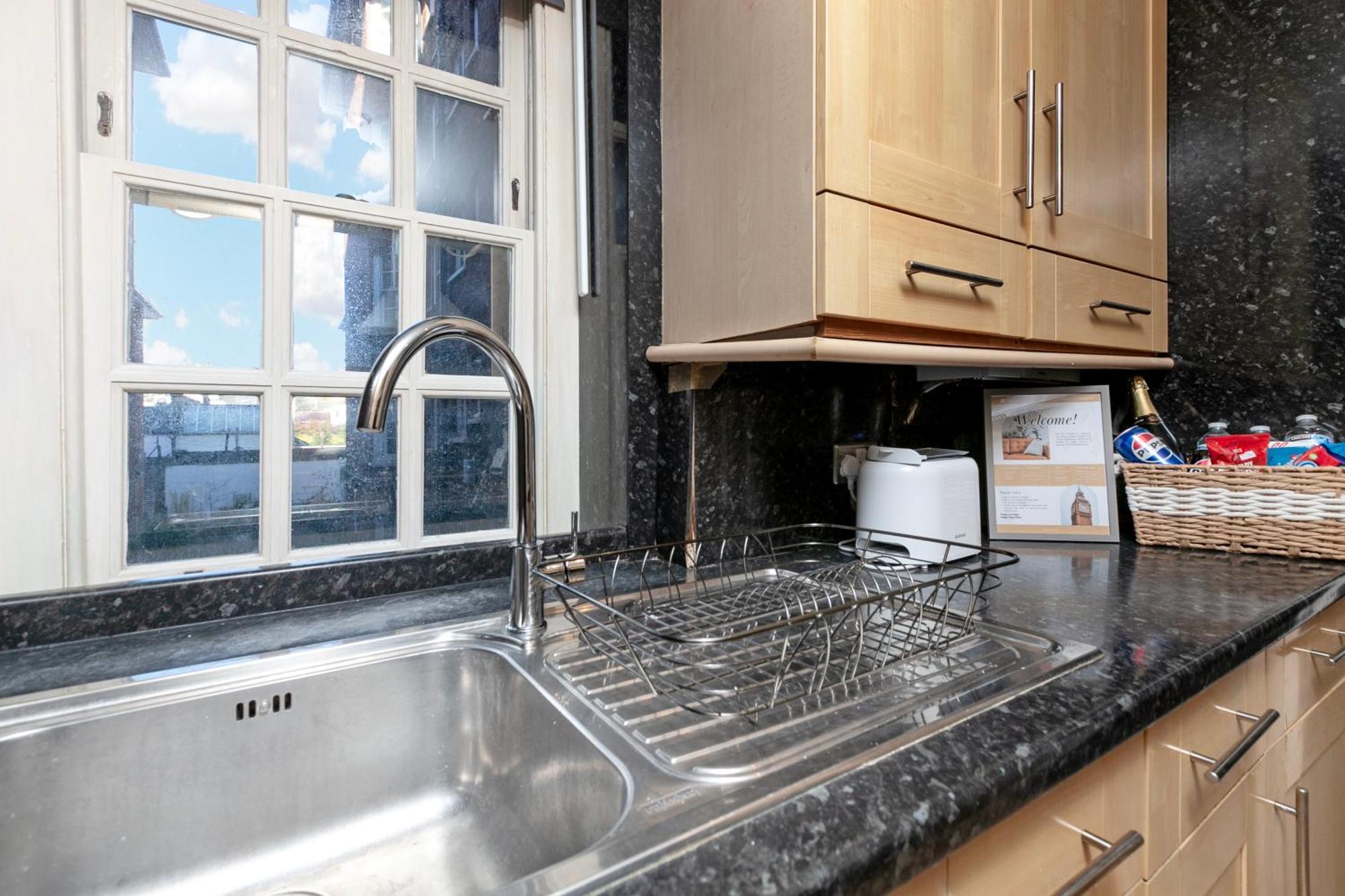 Beautiful 3 Bedroom Flat In Scott Ellis Gardens London Exteriör bild
