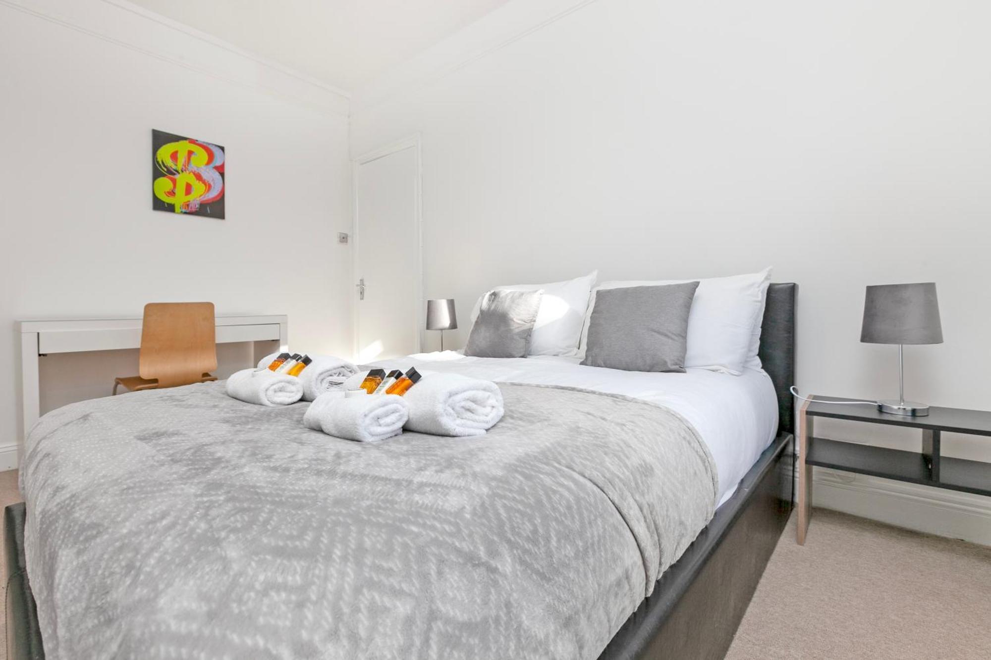 Beautiful 3 Bedroom Flat In Scott Ellis Gardens London Exteriör bild