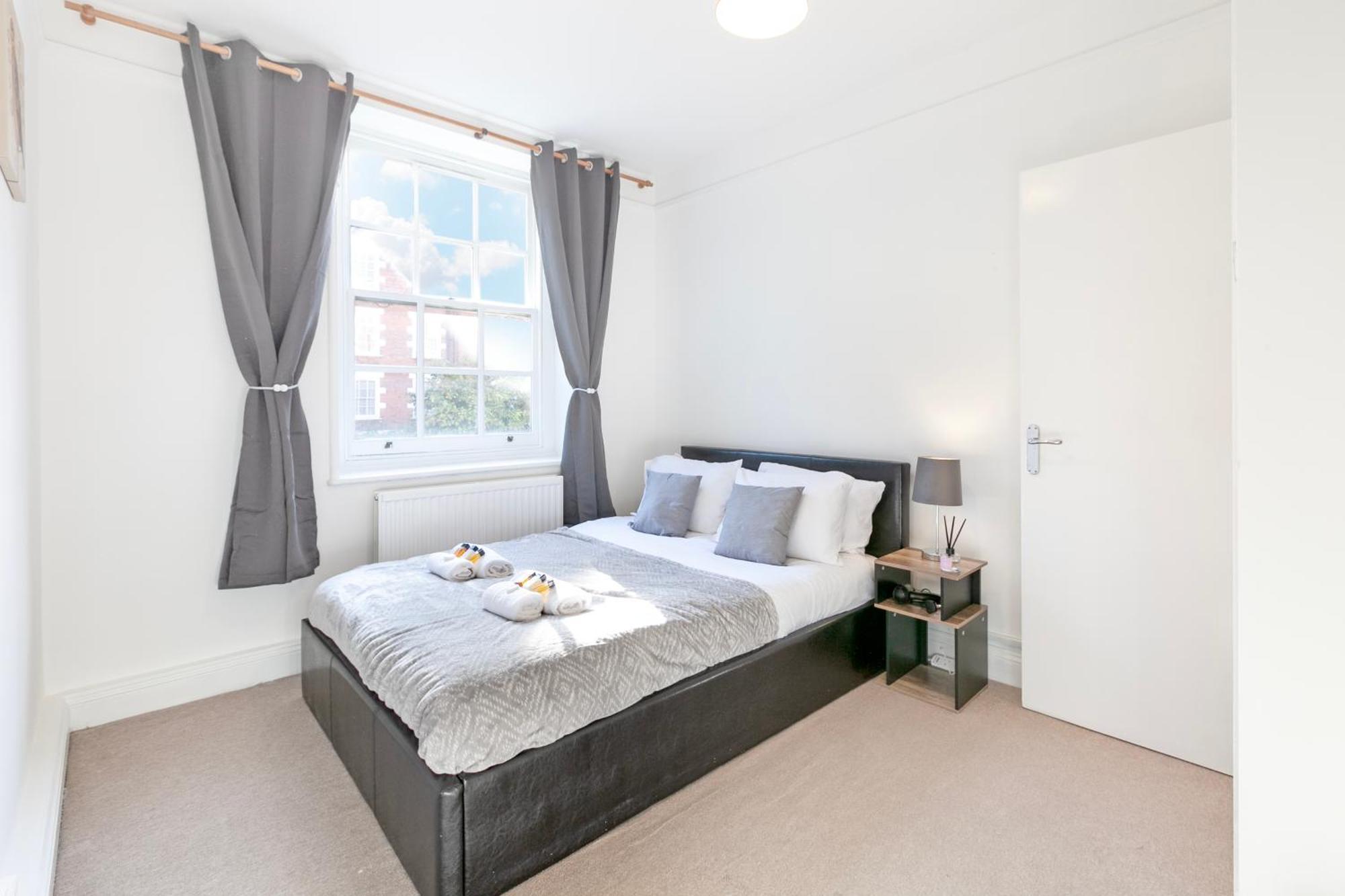 Beautiful 3 Bedroom Flat In Scott Ellis Gardens London Exteriör bild