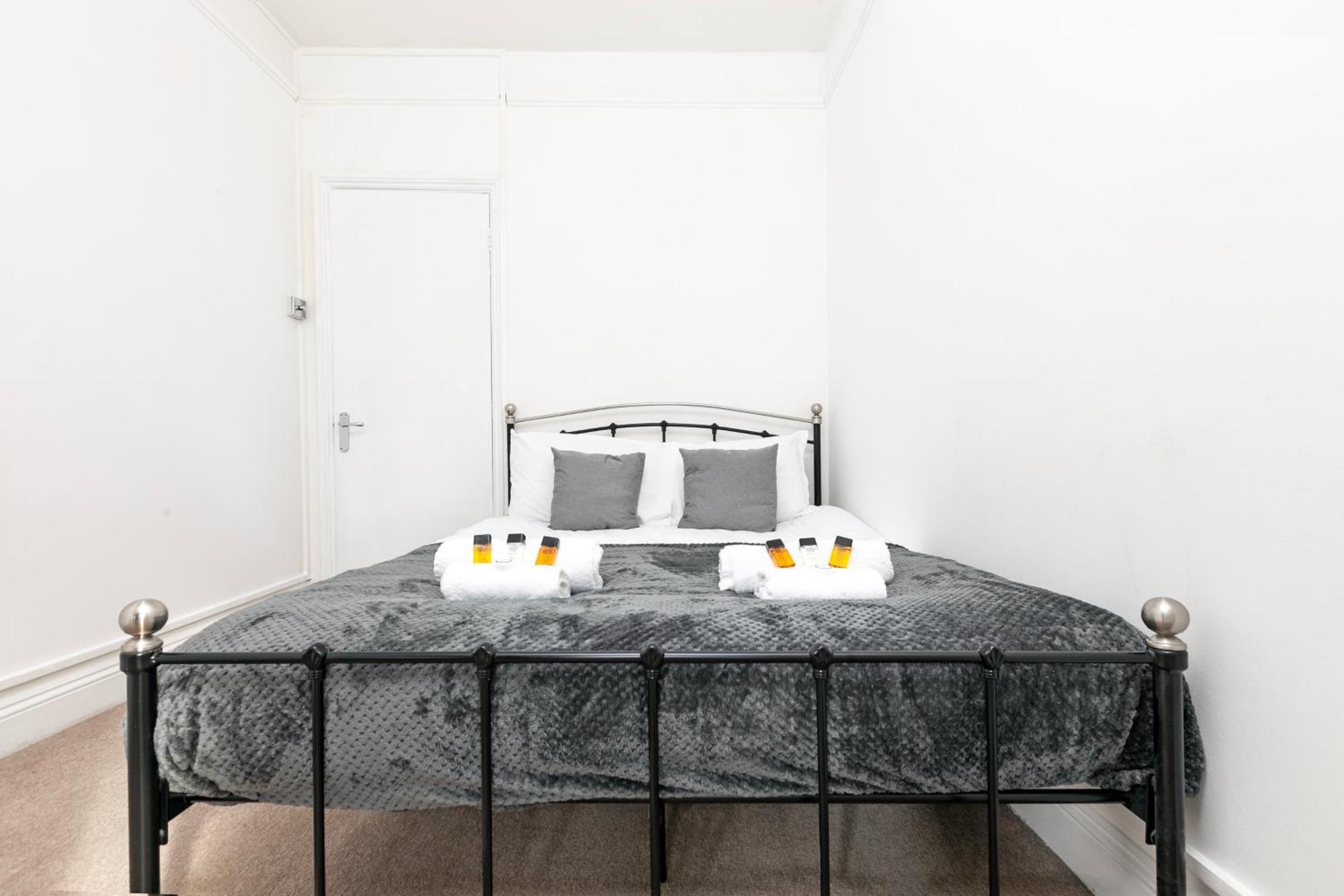 Beautiful 3 Bedroom Flat In Scott Ellis Gardens London Exteriör bild