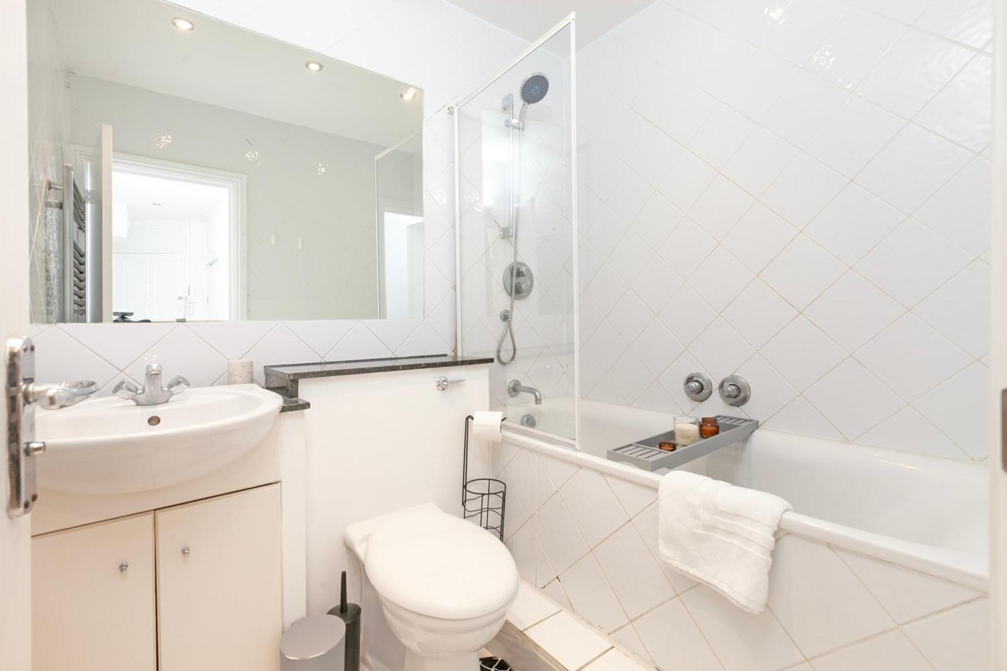 Beautiful 3 Bedroom Flat In Scott Ellis Gardens London Exteriör bild