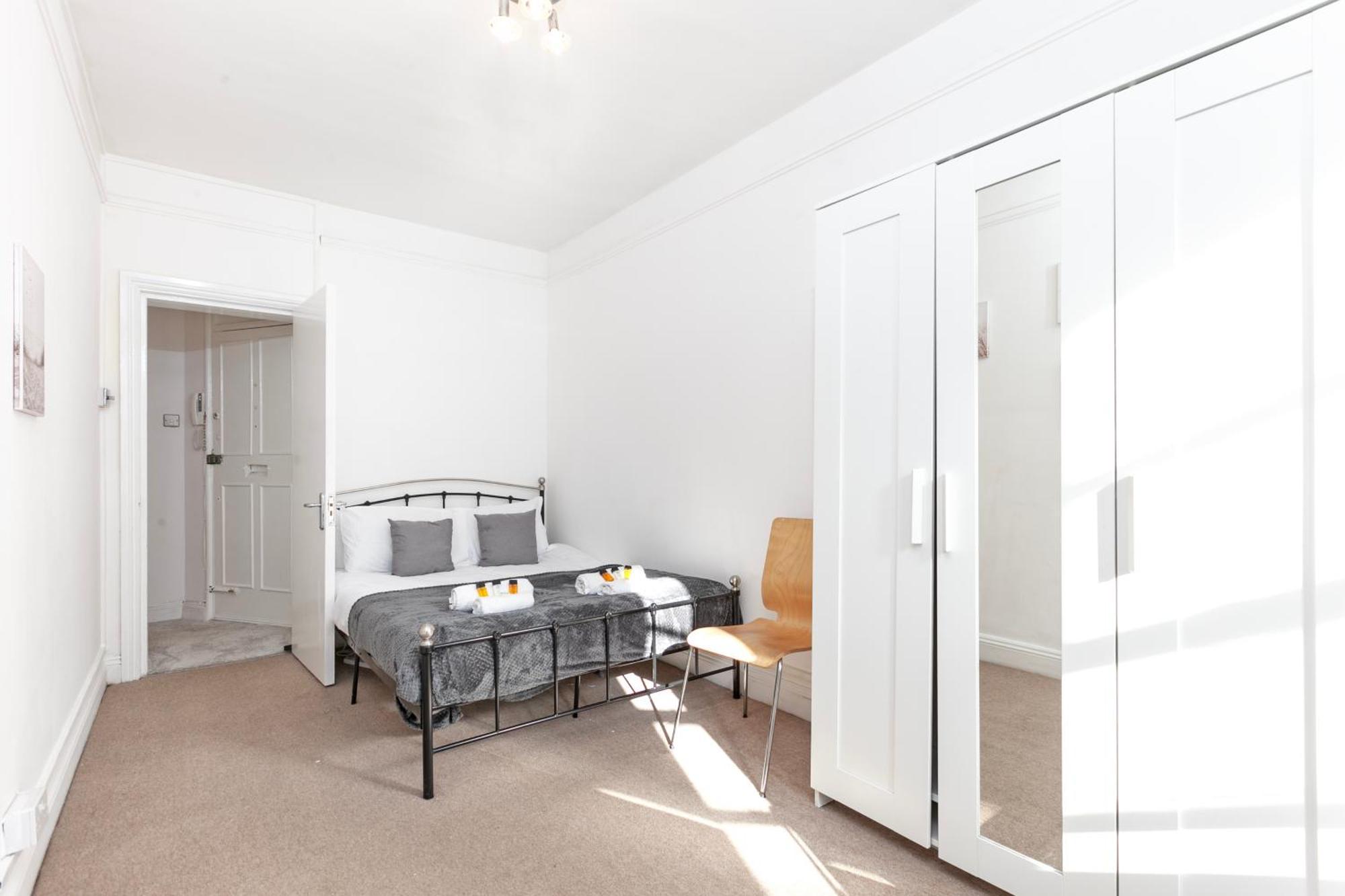 Beautiful 3 Bedroom Flat In Scott Ellis Gardens London Exteriör bild